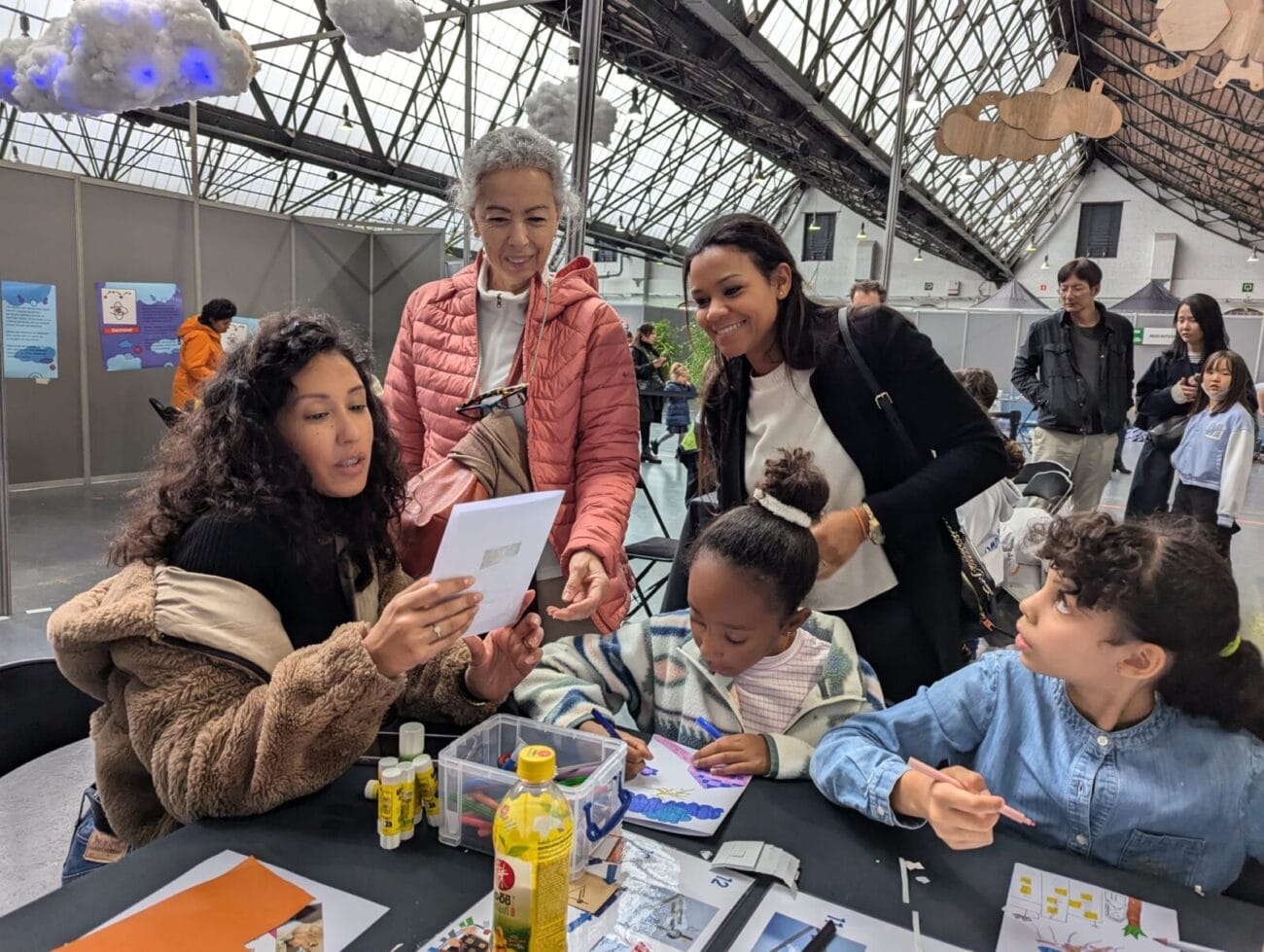 Parents et enfants construisent une carte avec un circuit électrique